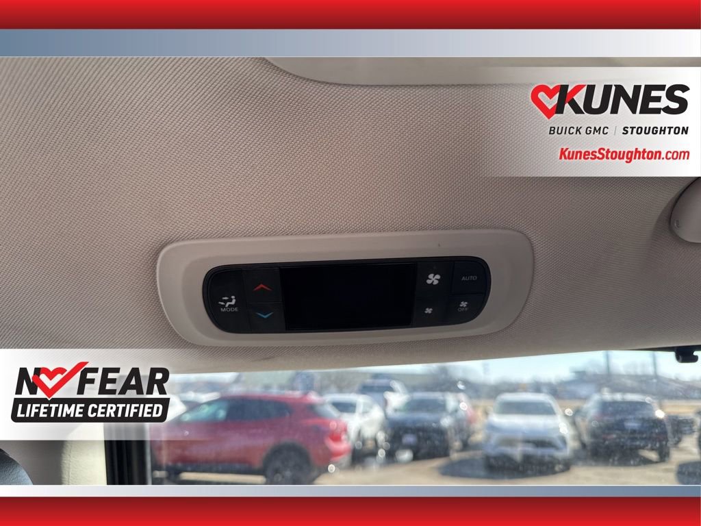 Used 2023 Chrysler Pacifica Touring-L image 39