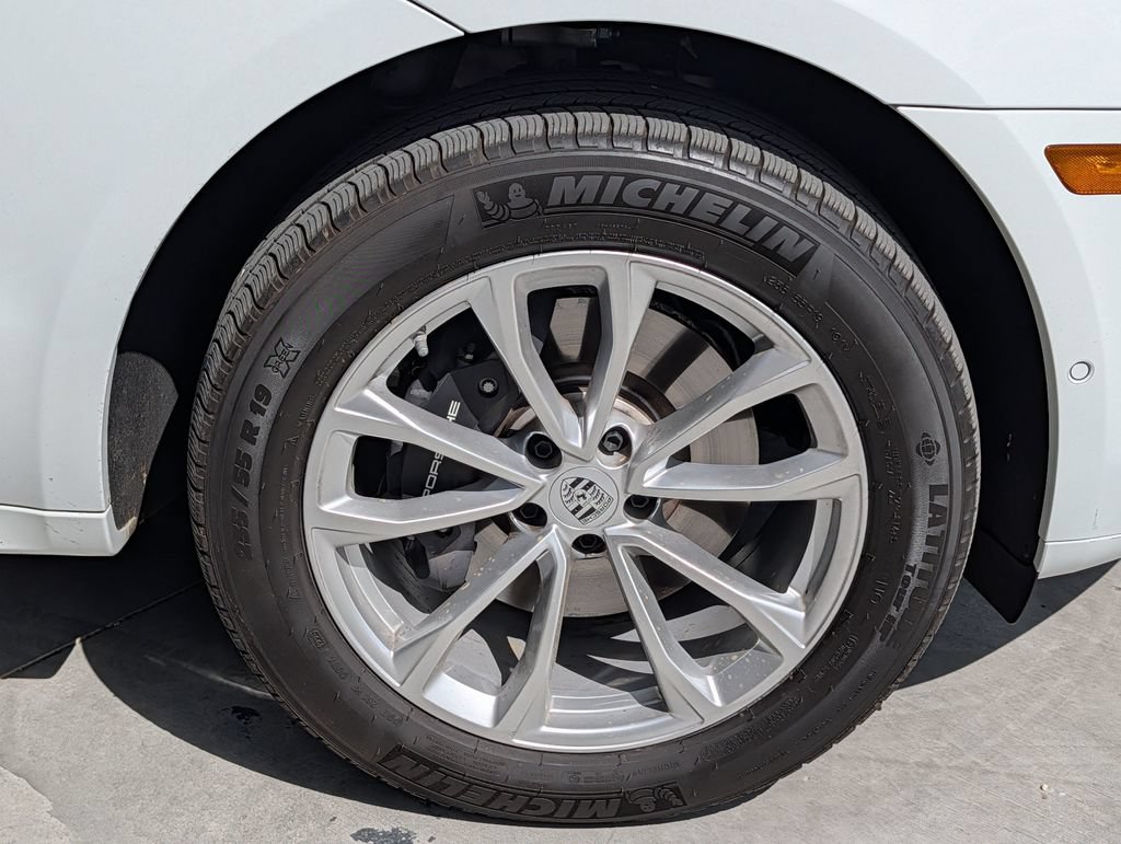 Certified 2025 Porsche Macan AWD/4WD image 34