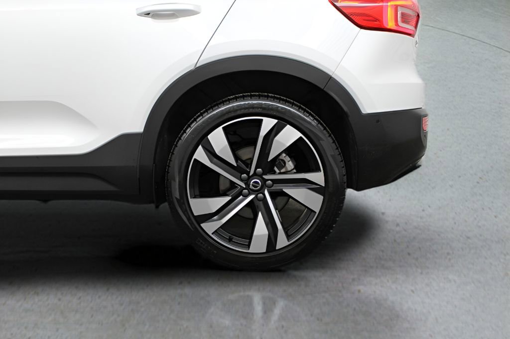 Used 2025 Volvo XC40 B5 Ultra AWD/4WD image 13