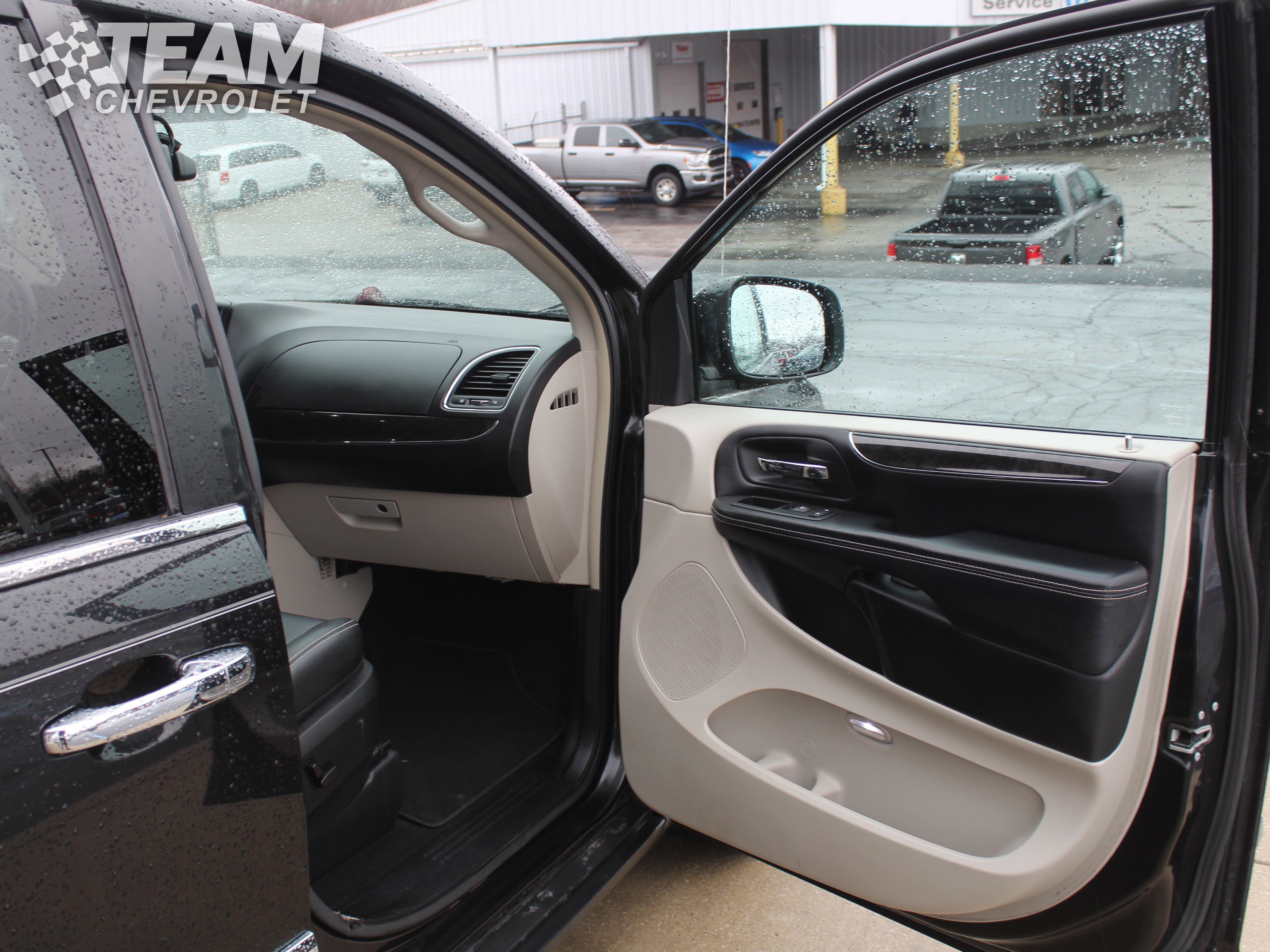 Used 2015 Chrysler Town & Country Touring-L w/ Driver Convenience Group image 28
