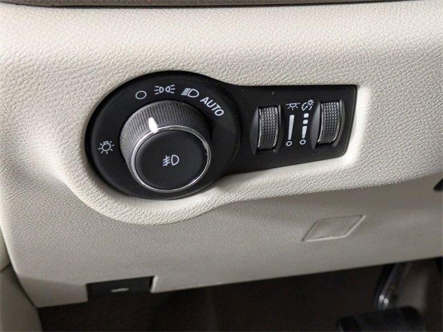 Used 2021 Chrysler Pacifica Touring-L image 15