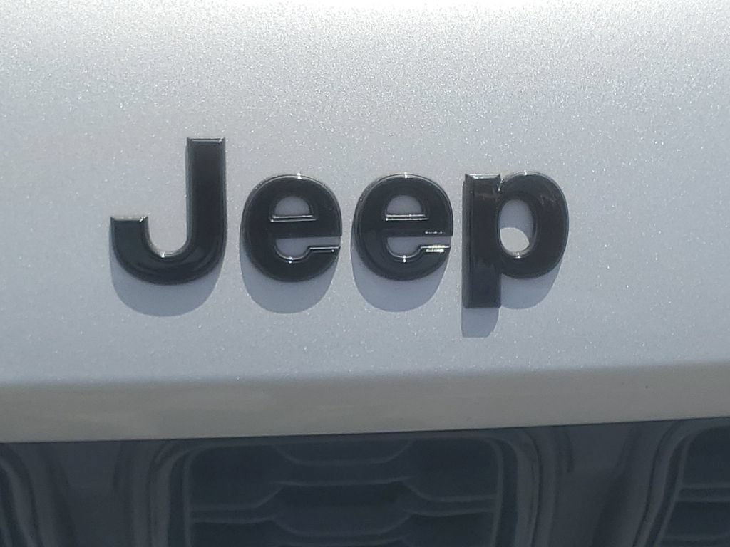 Used 2025 Jeep Grand Cherokee Altitude AWD/4WD image 37