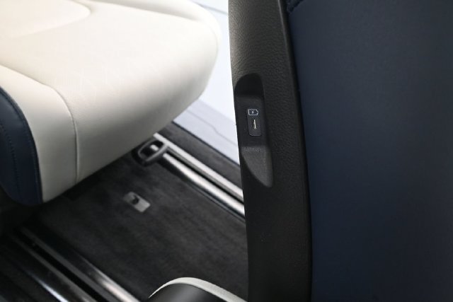 Used 2025 Kia Carnival EX FWD image 37