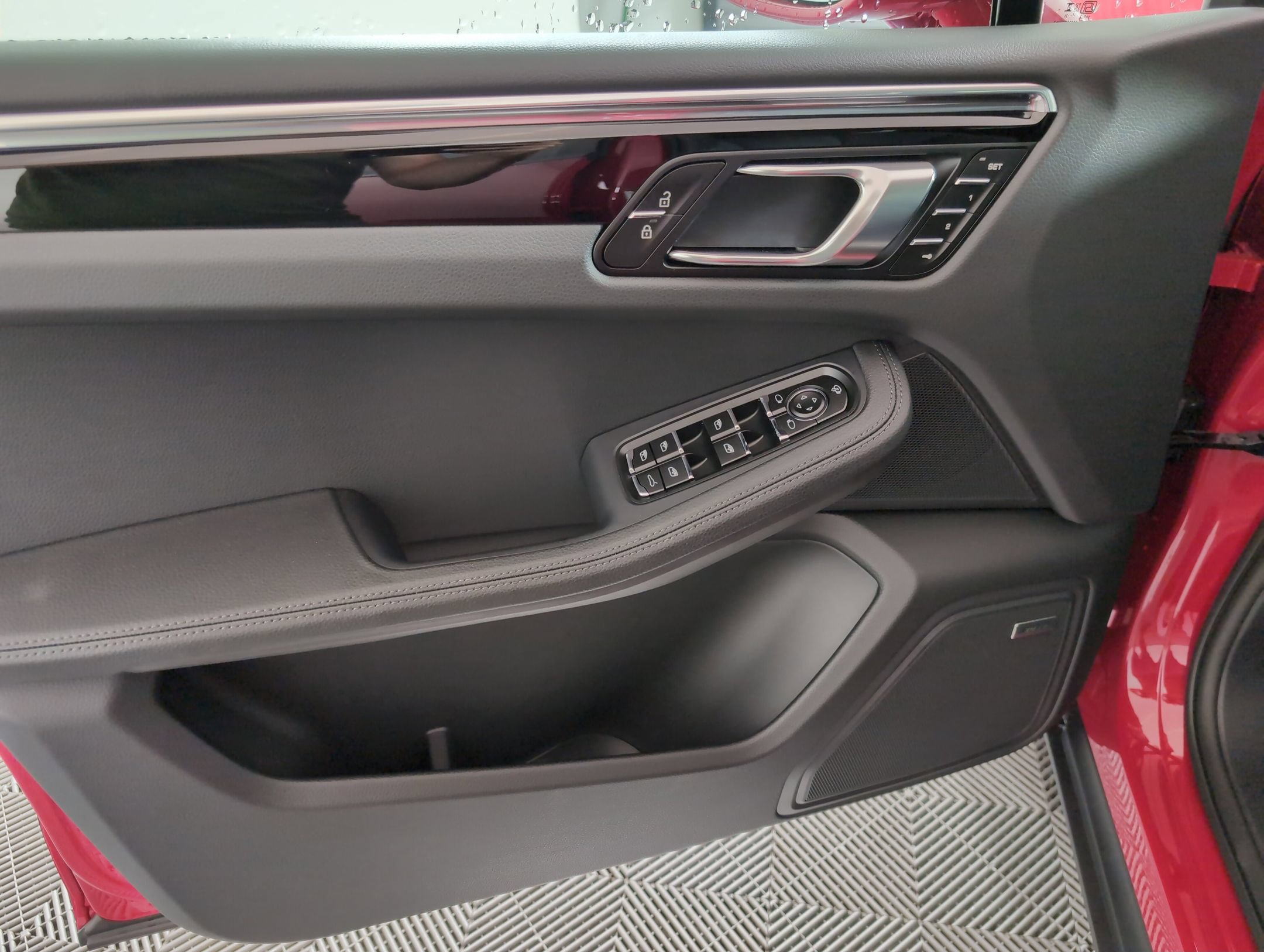 Certified 2025 Porsche Macan AWD/4WD image 16
