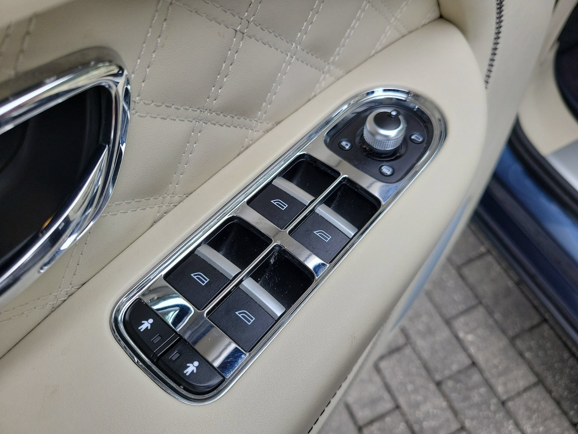 Certified 2022 Bentley Bentayga AWD/4WD image 28