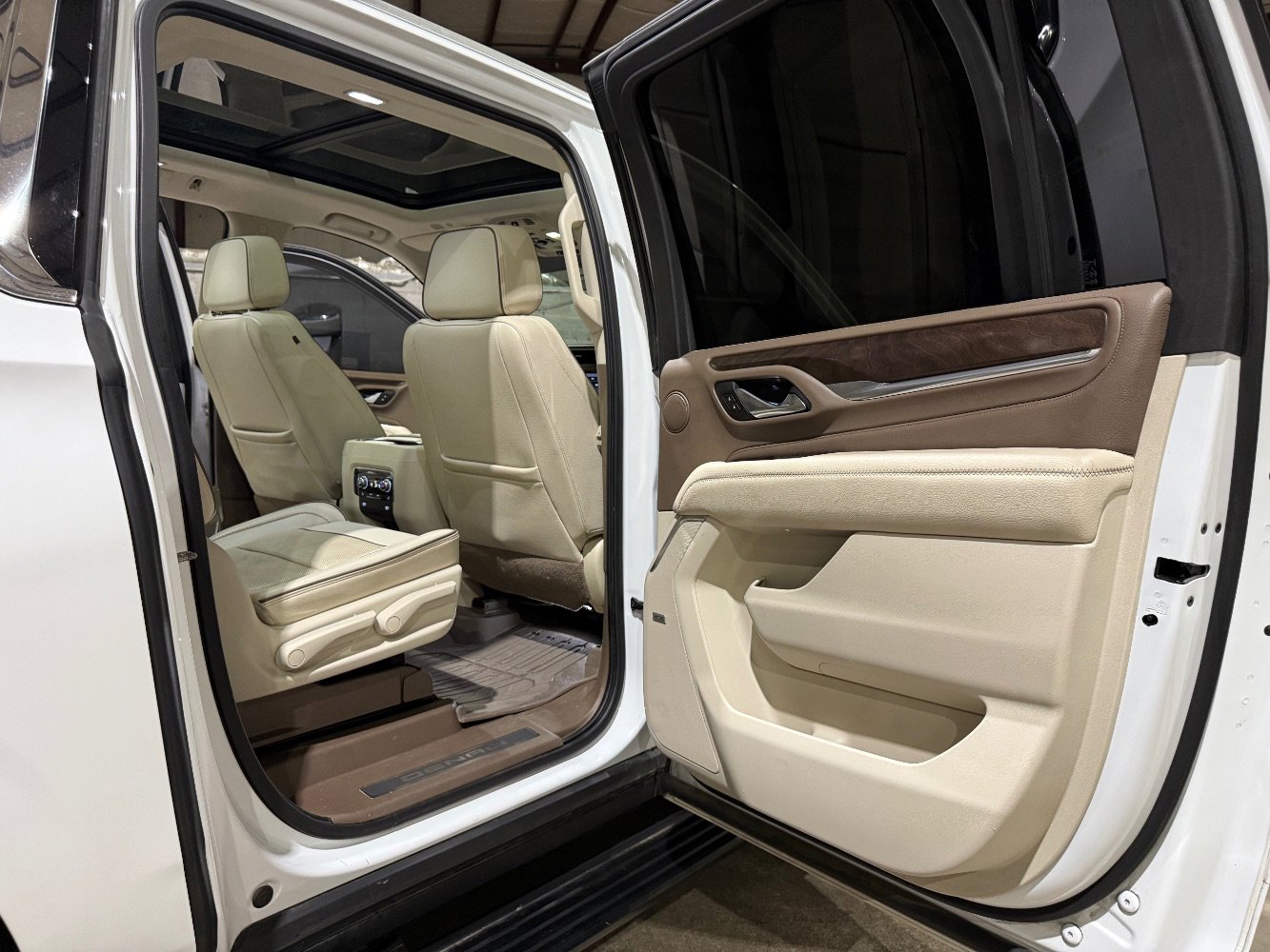 Used 2021 GMC Yukon XL Denali w/ Denali Premium Package image 23