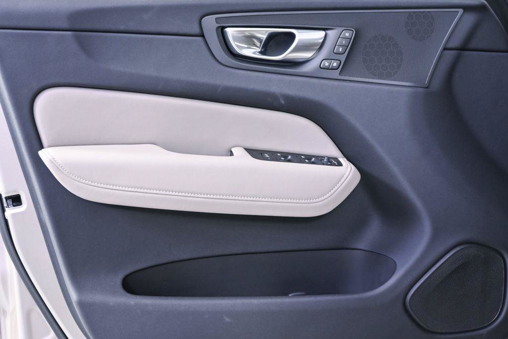 New 2026 Volvo XC60 B5 Plus w/ Protection Package Premier AWD/4WD image 6