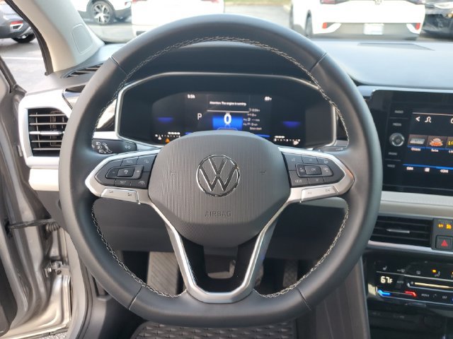 Certified 2025 Volkswagen Taos SE w/ Black Wheel Package FWD image 31