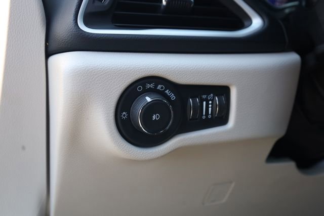 Used 2024 Chrysler Pacifica Touring-L FWD image 11