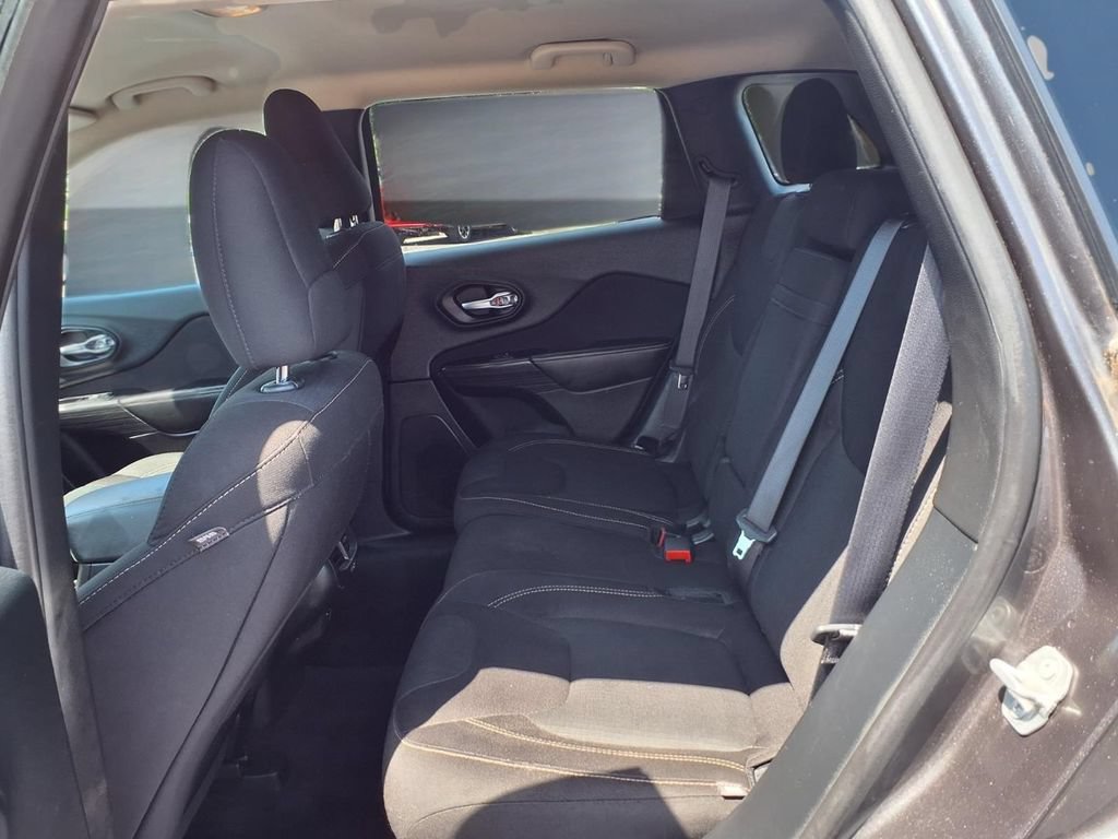 Used 2016 Jeep Cherokee Latitude w/ Safety/Convenience Group FWD image 22