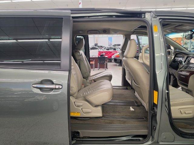 Used 2013 Toyota Sienna XLE FWD image 34