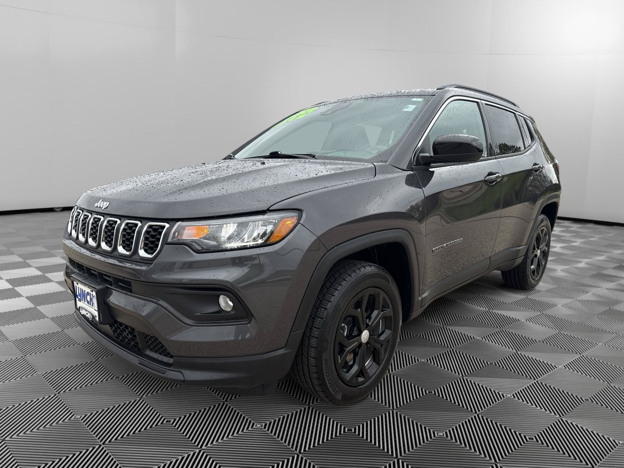 Used 2024 Jeep Compass Latitude w/ Convenience Group AWD/4WD image 1