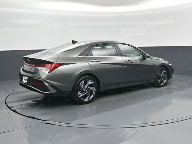 Used 2025 Hyundai Elantra SEL FWD image 4