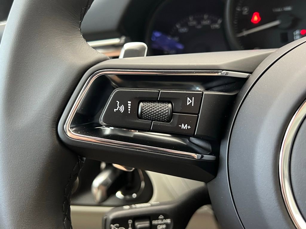 Certified 2025 Porsche Macan AWD/4WD image 9