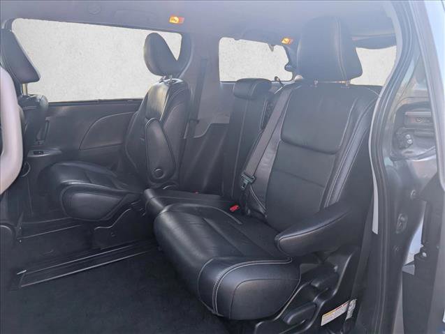 Used 2017 Toyota Sienna SE Premium image 18
