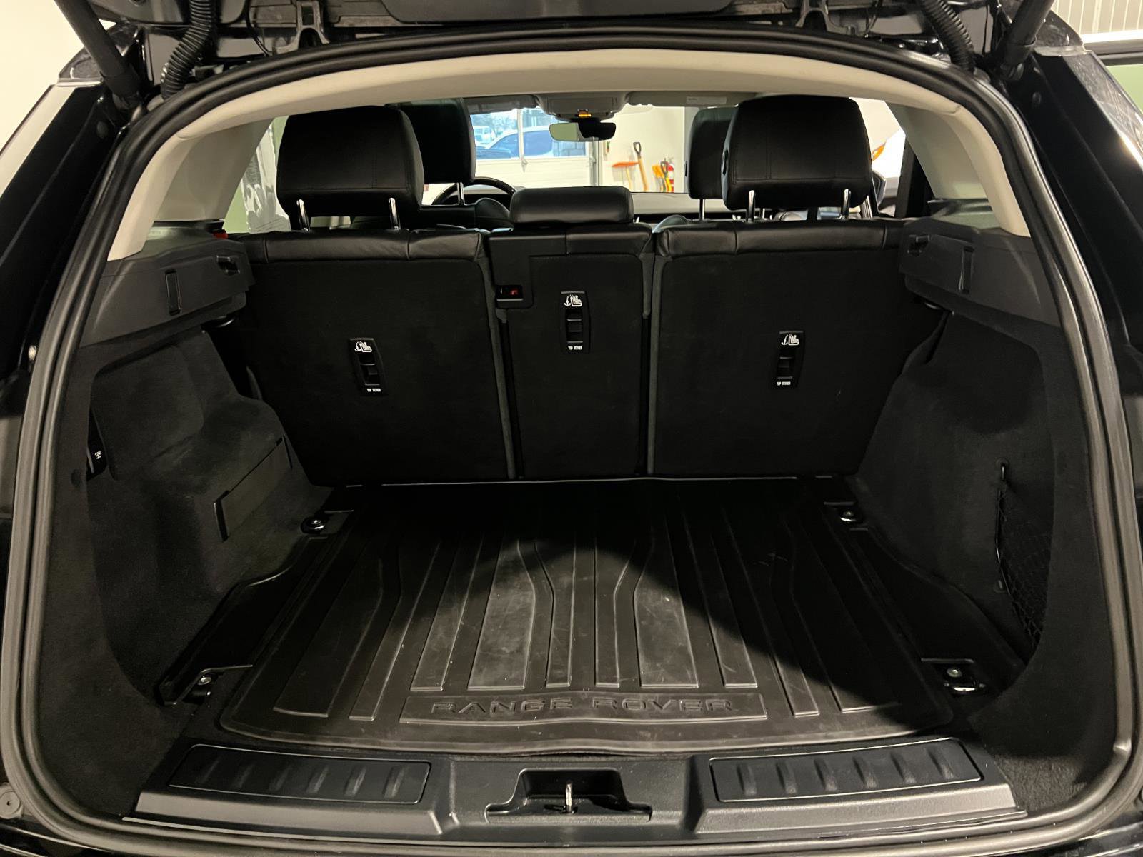 Used 2020 Land Rover Range Rover Evoque SE image 32