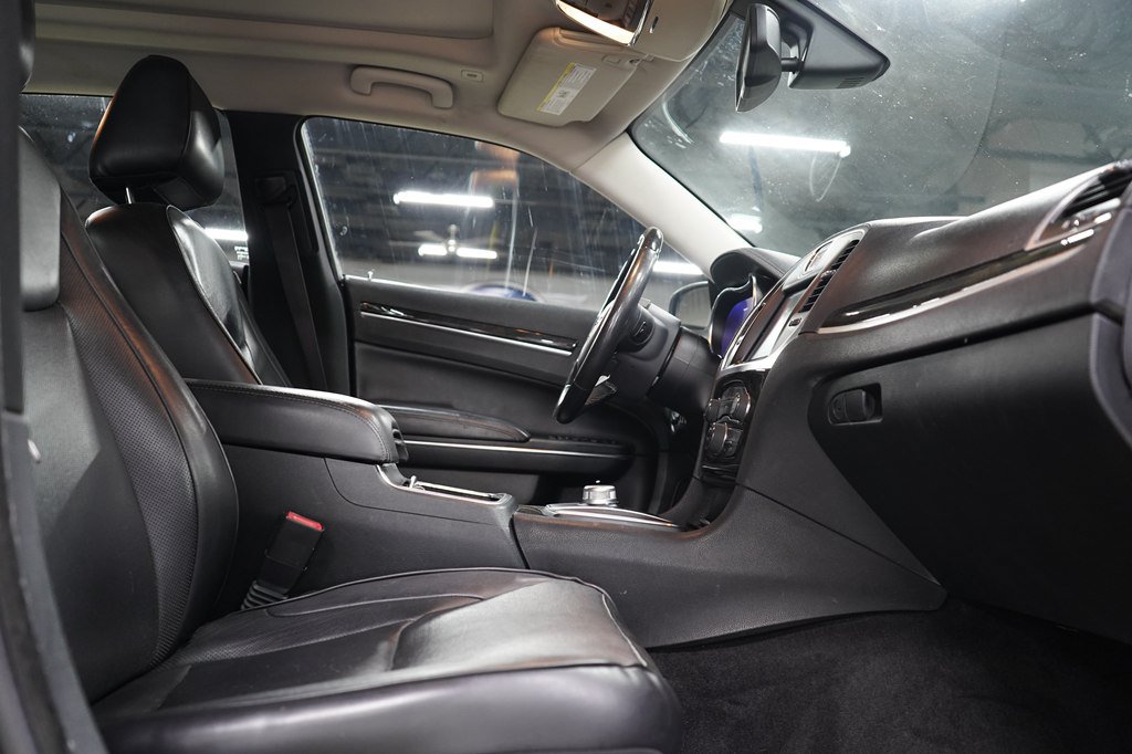 Used 2017 Chrysler 300 C RWD image 23