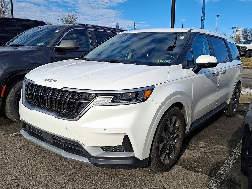 Used 2024 Kia Carnival EX image 2