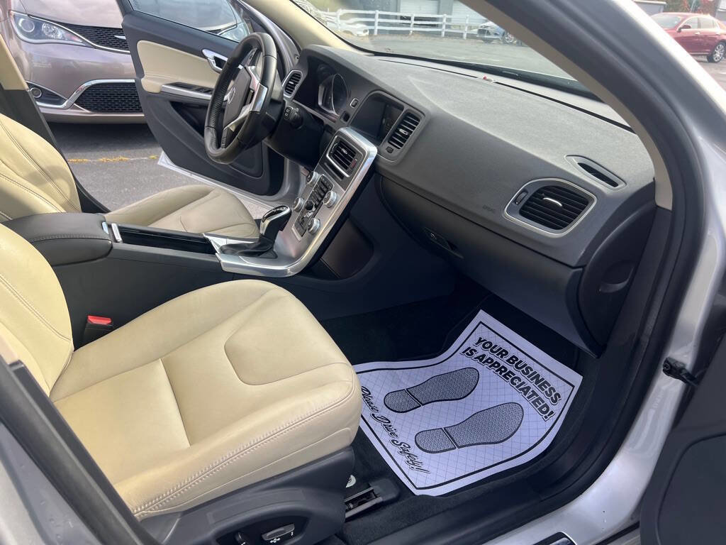 Used 2017 Volvo V60 T5 Premier w/ Convenience Package image 11