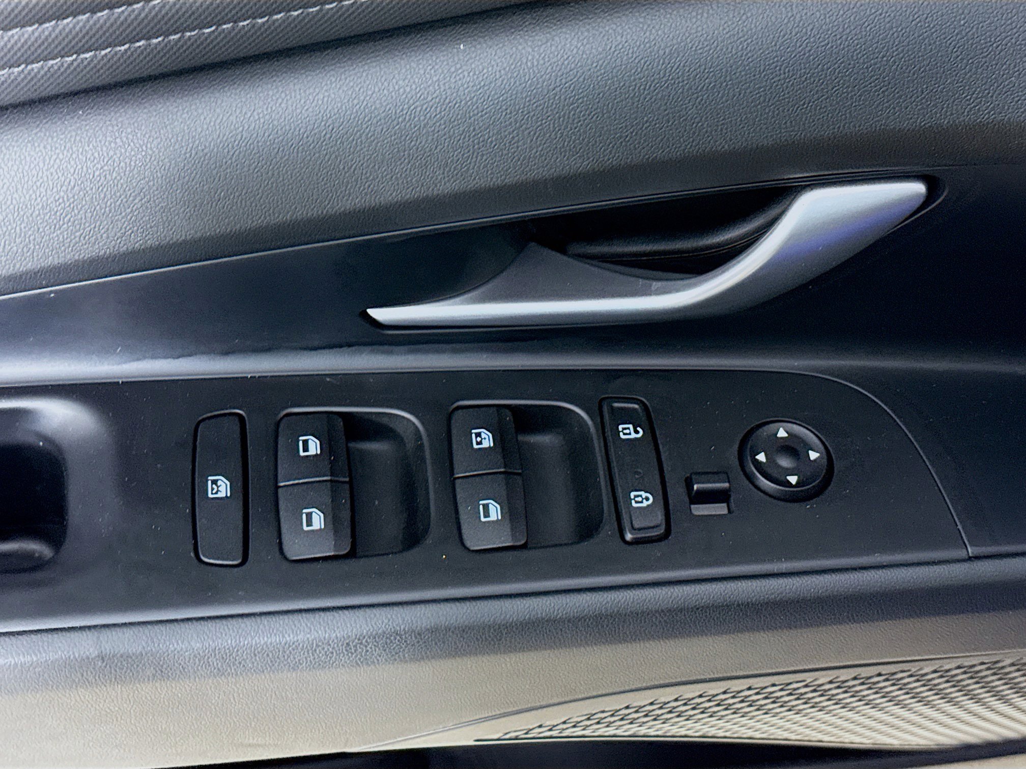 Used 2023 Hyundai Elantra Limited image 21