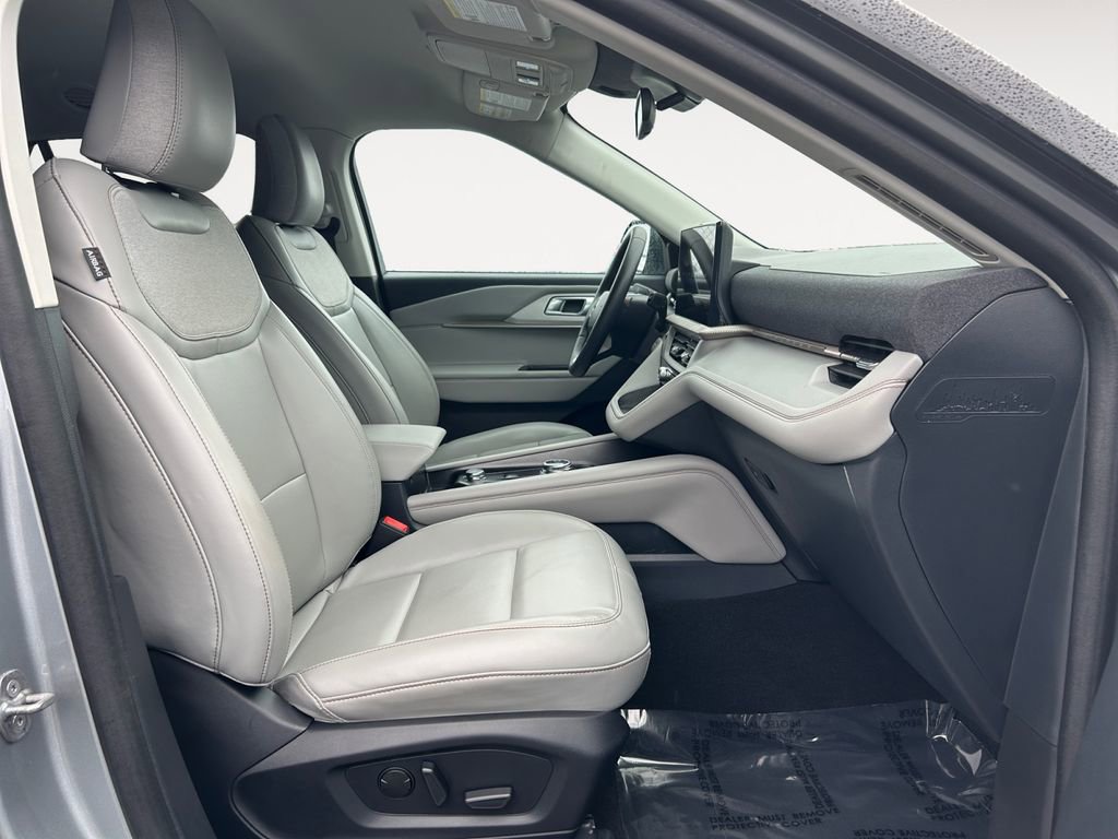 Used 2025 Ford Explorer Active w/ Active Comfort Package AWD/4WD image 10