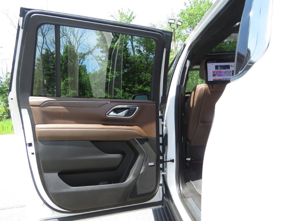 Used 2023 Chevrolet Suburban High Country w/ Premium Package 2 AWD/4WD image 21
