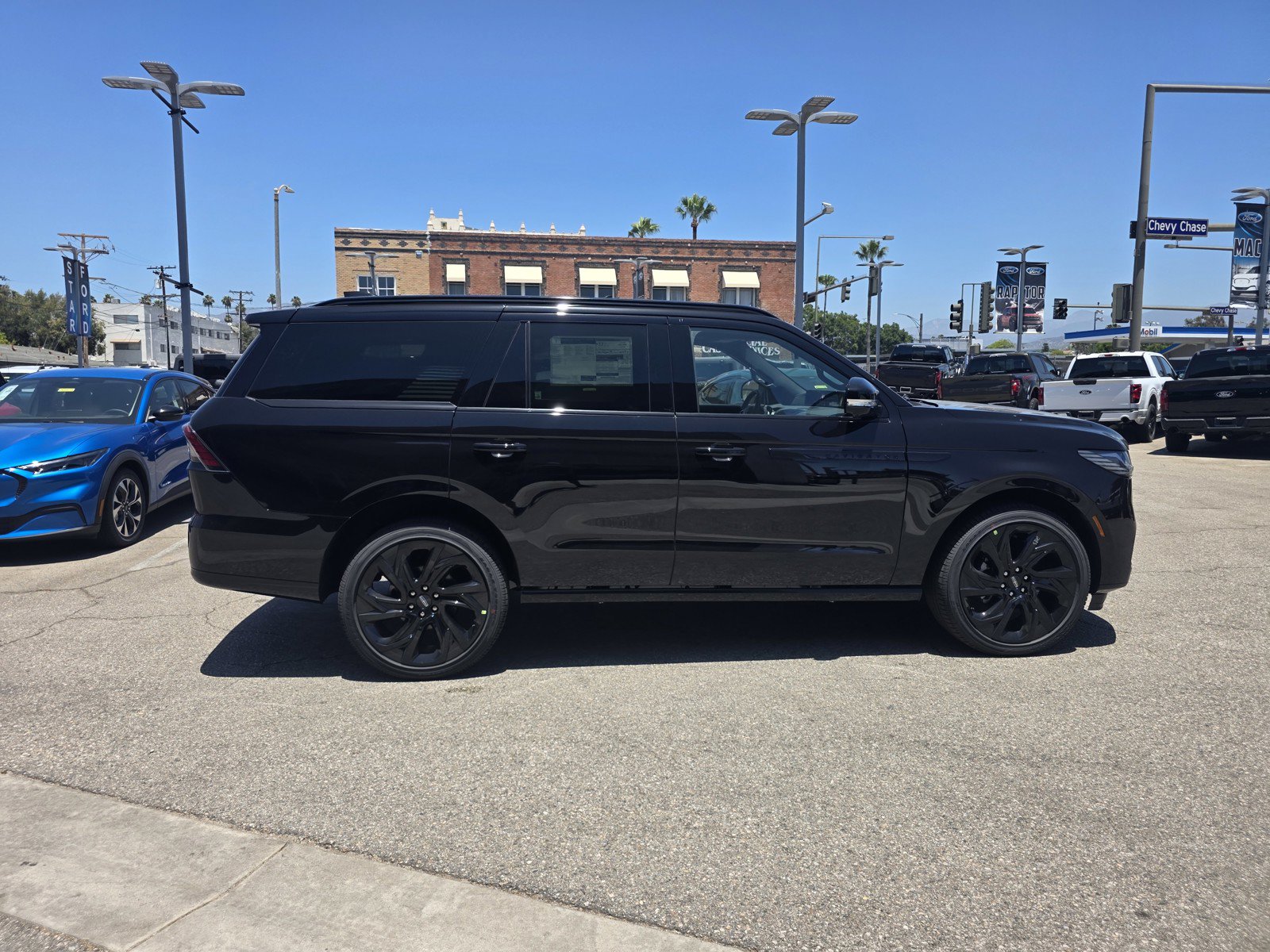 New 2027 Lincoln Navigator Reserve w/ Jet Appearance Package AWD/4WD image 3