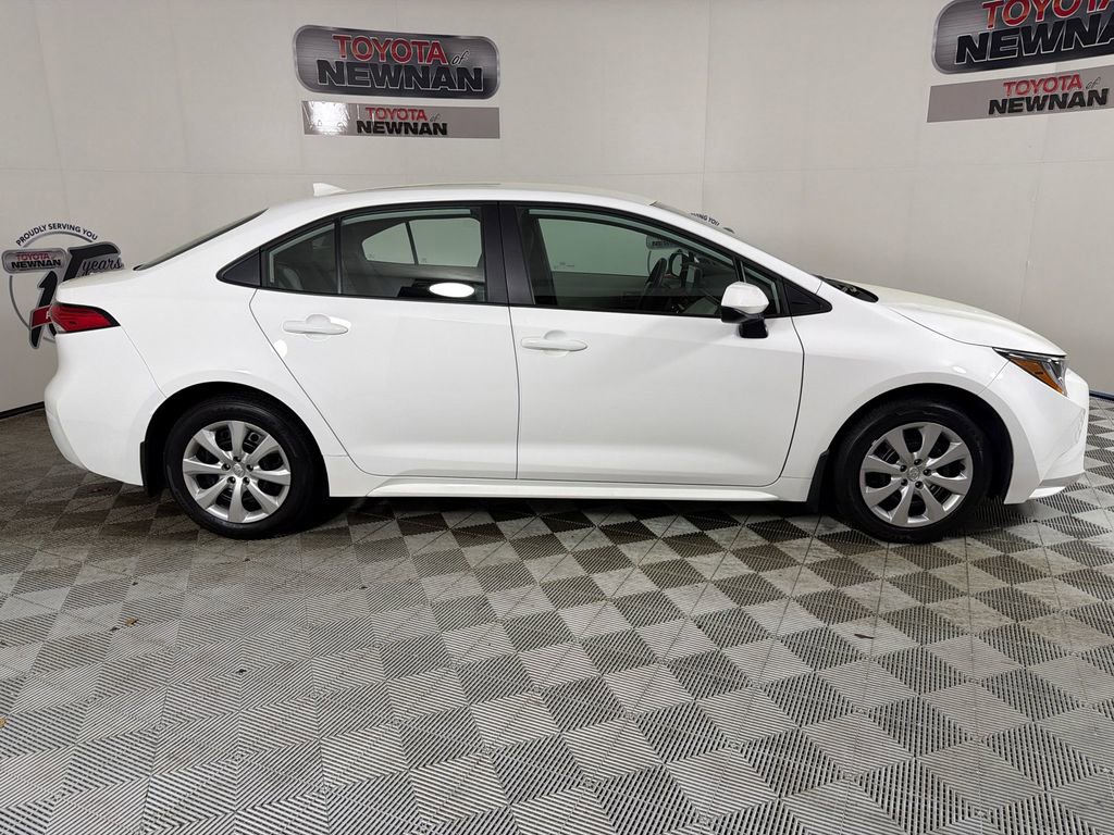Used 2025 Toyota Corolla LE image 2
