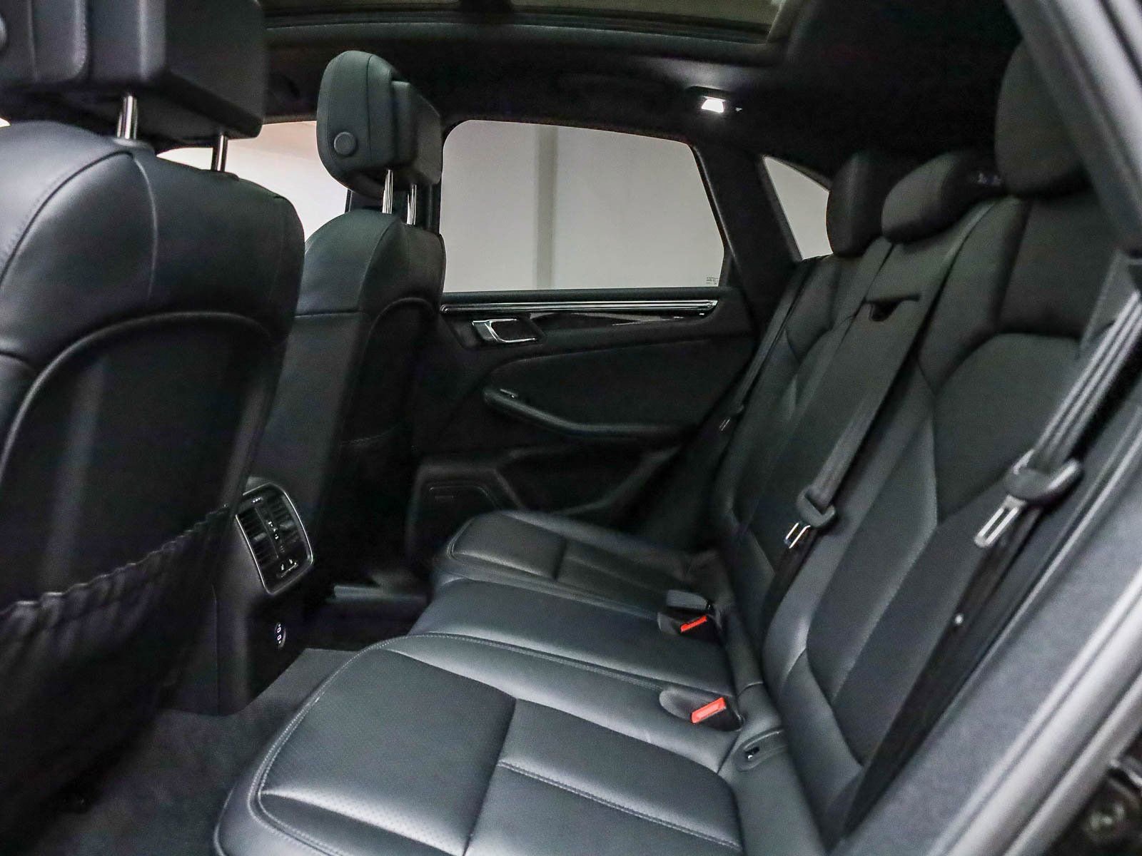 Certified 2025 Porsche Macan image 21