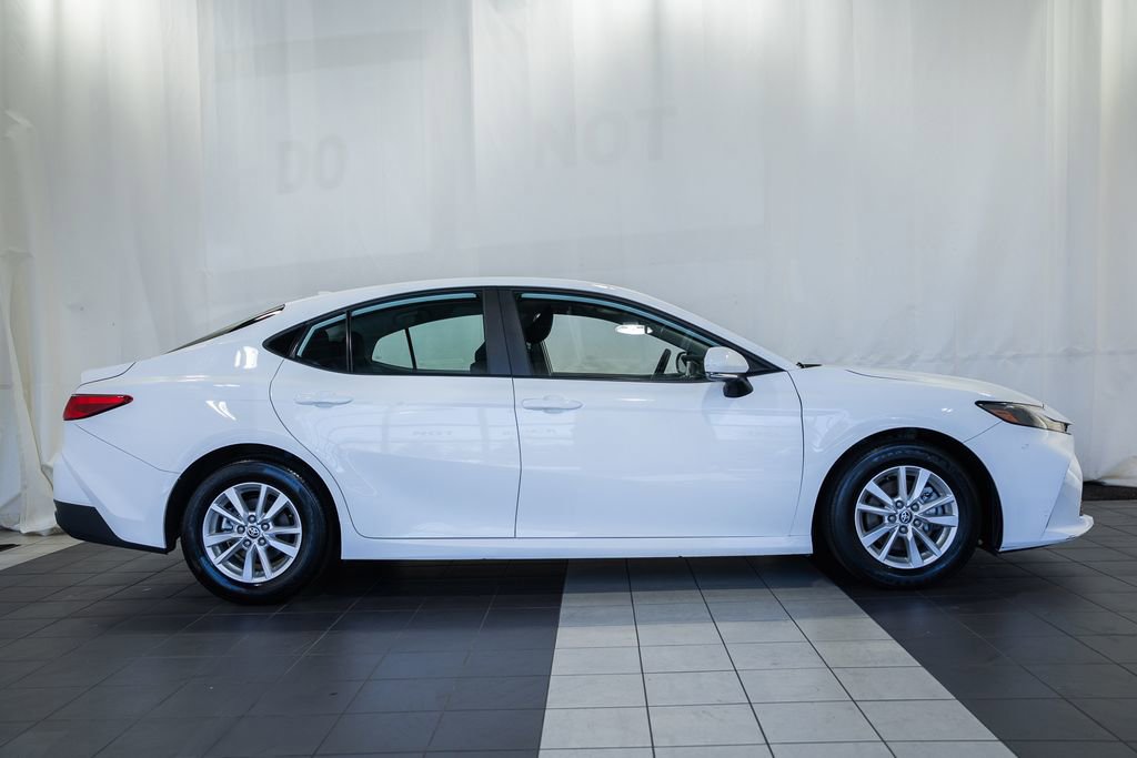 Used 2025 Toyota Camry LE image 3