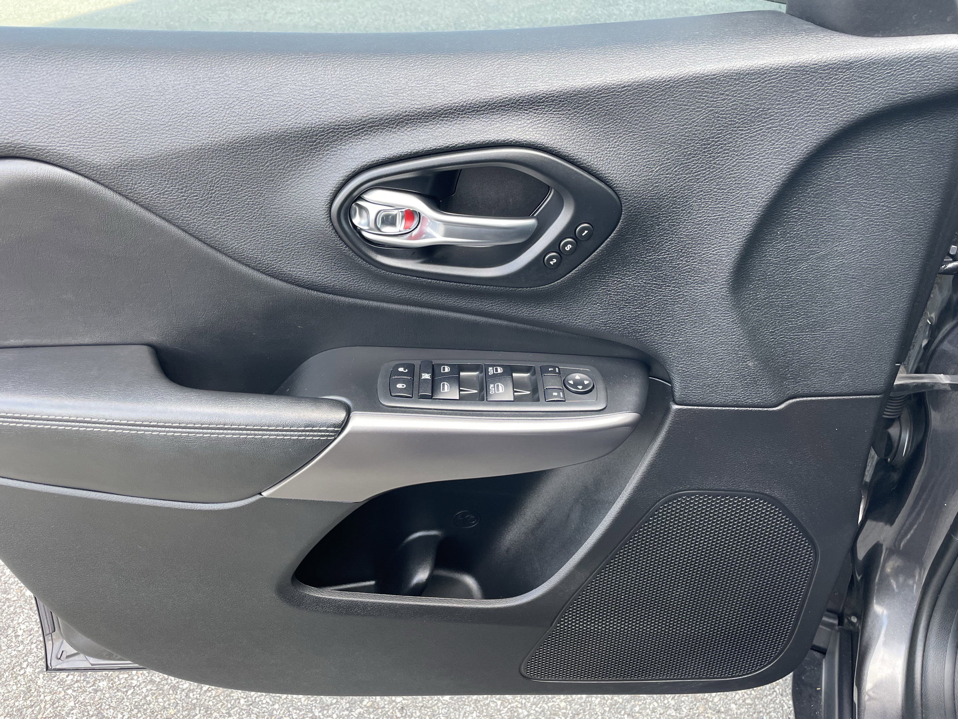 Used 2019 Jeep Cherokee Limited image 12