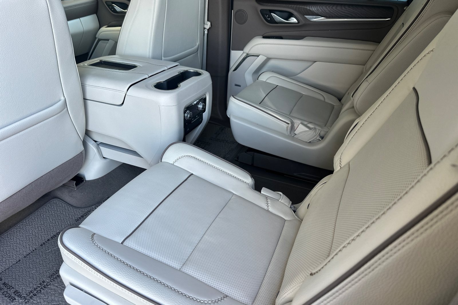 Used 2024 GMC Yukon XL Denali AWD/4WD image 11