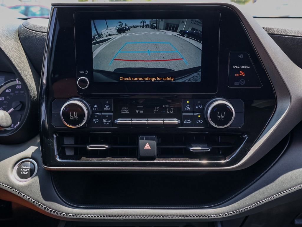Used 2024 Toyota Highlander LE FWD image 28