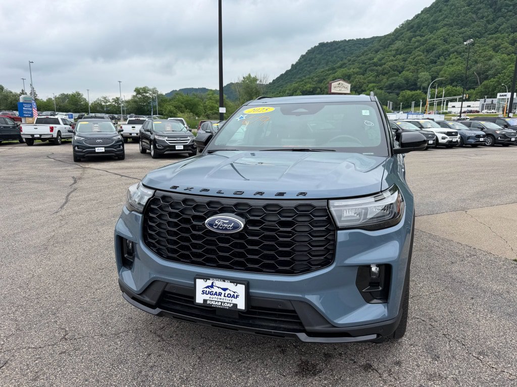 Used 2025 Ford Explorer ST-Line w/ Premium Package AWD/4WD image 2