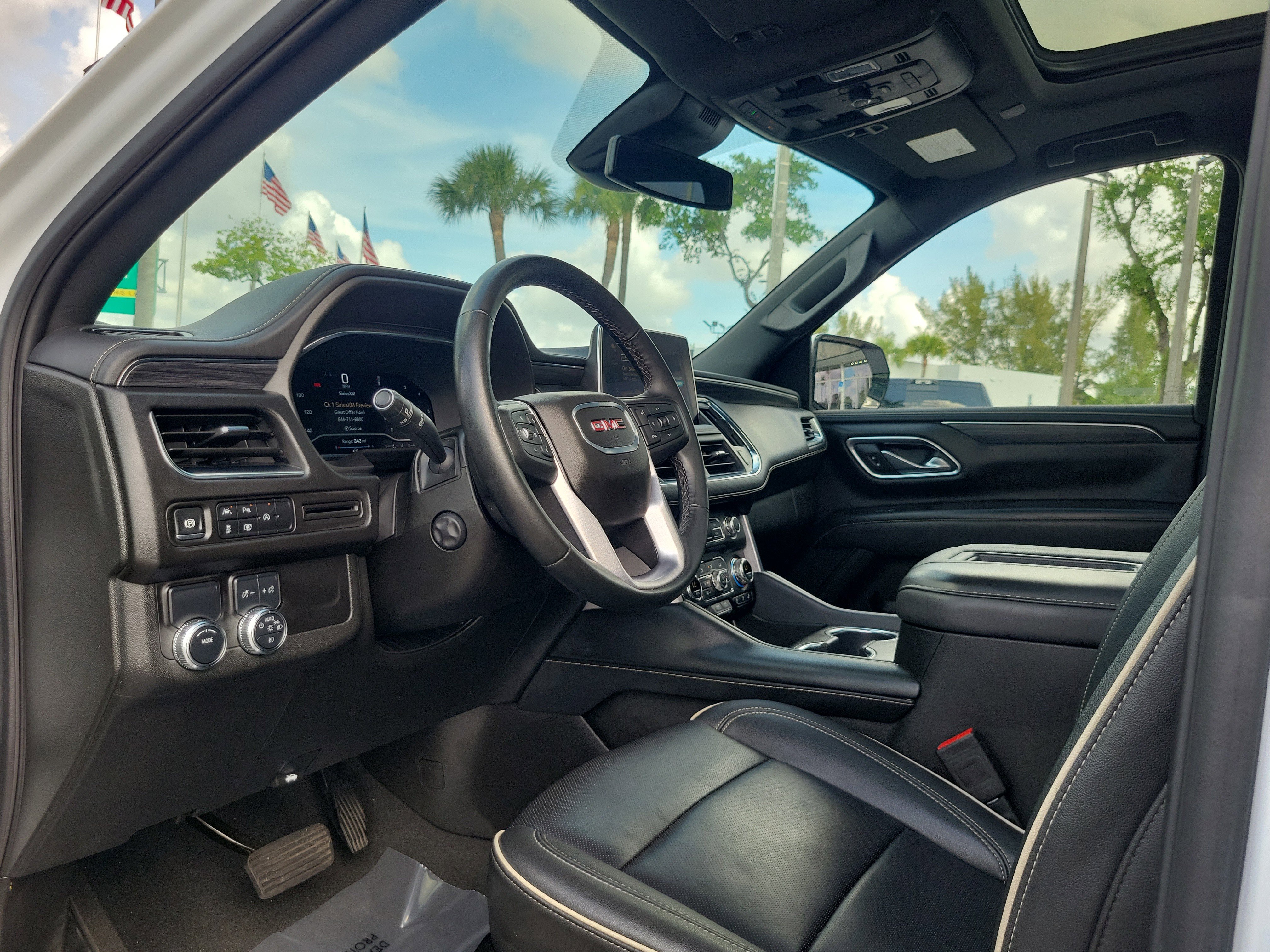 Used 2024 GMC Yukon XL SLT w/ SLT Premium Package RWD image 9