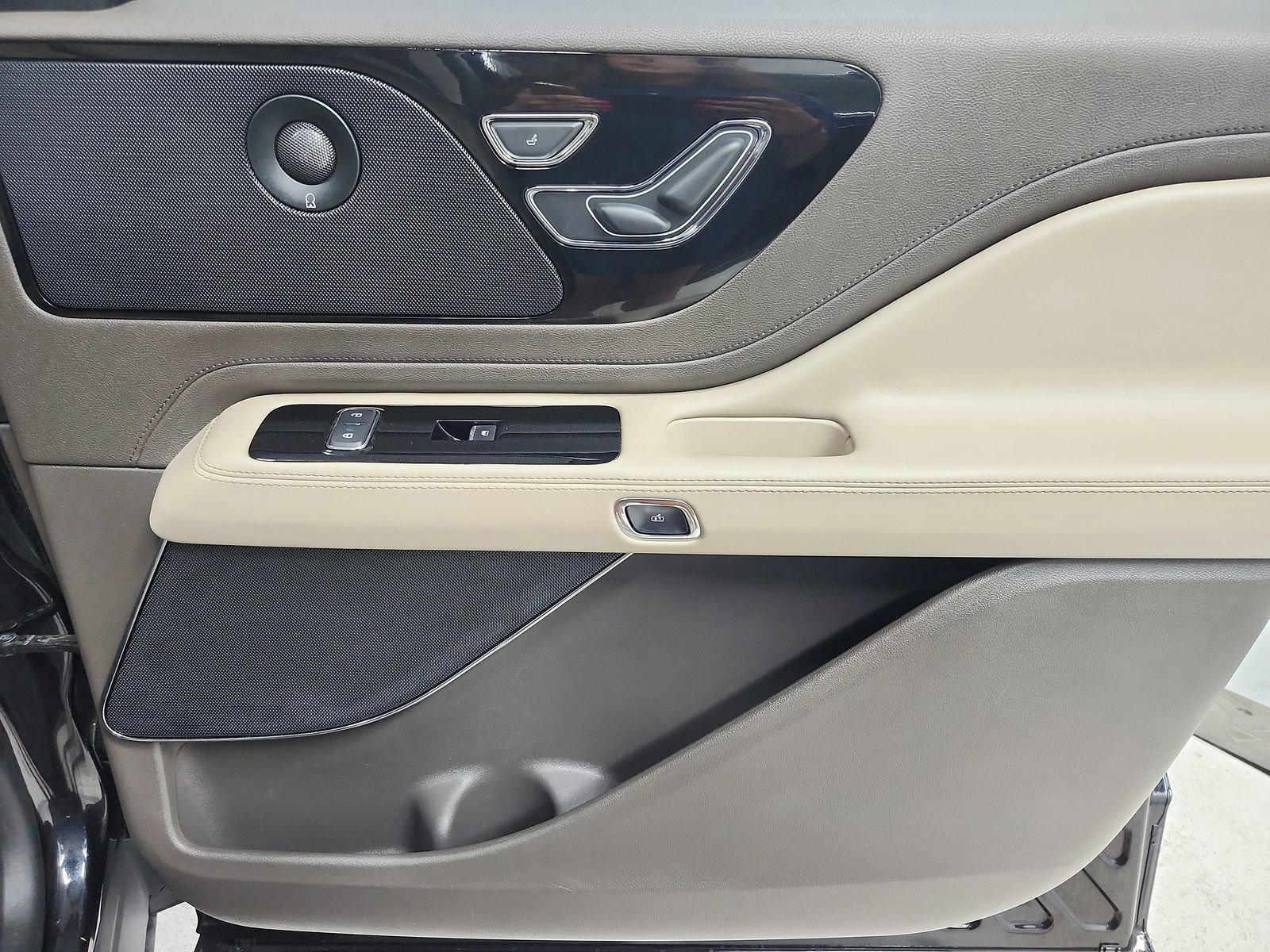 Used 2023 Lincoln Aviator Reserve w/ Elements Package Plus image 40