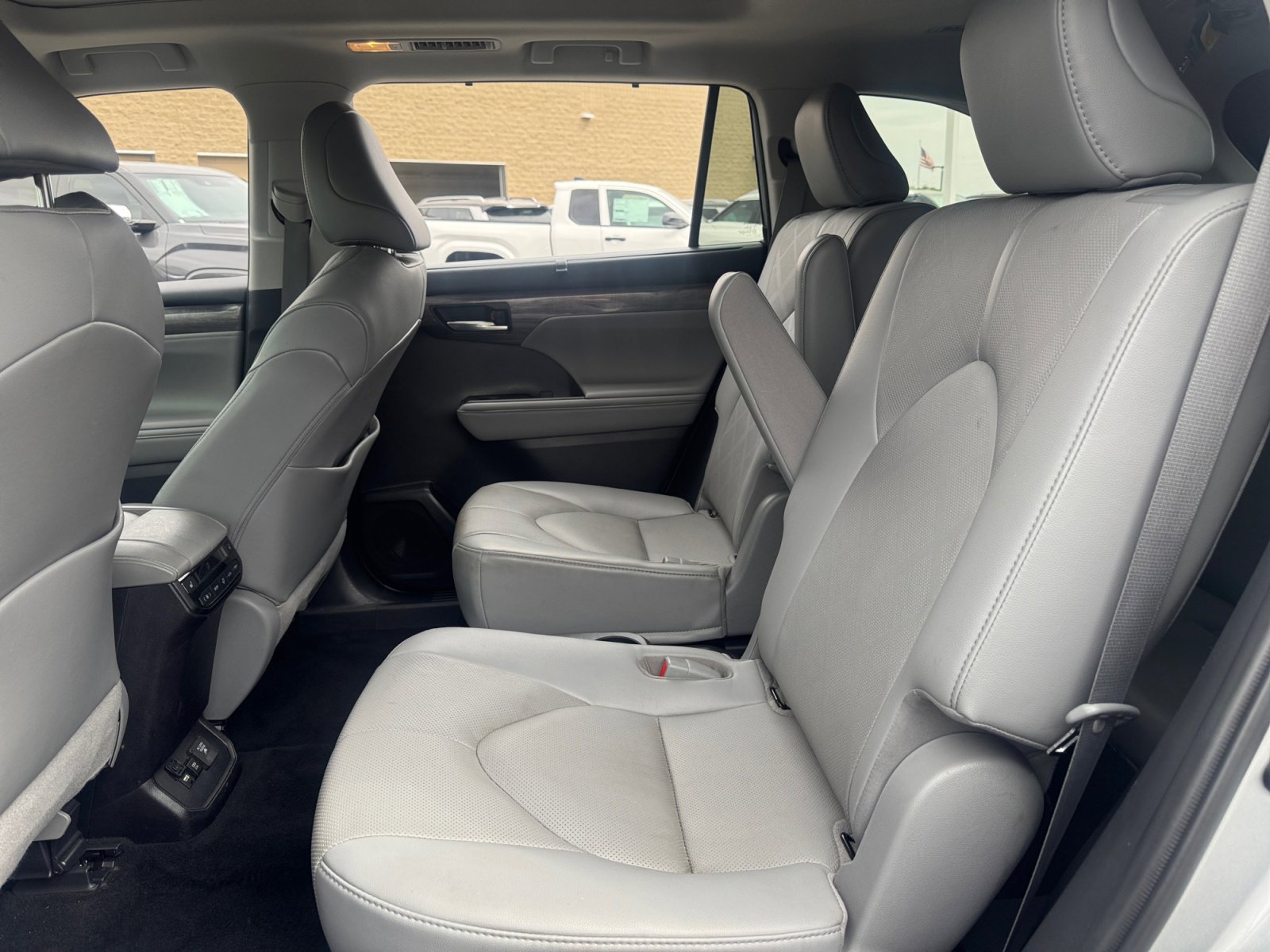 Used 2021 Toyota Highlander Platinum image 17