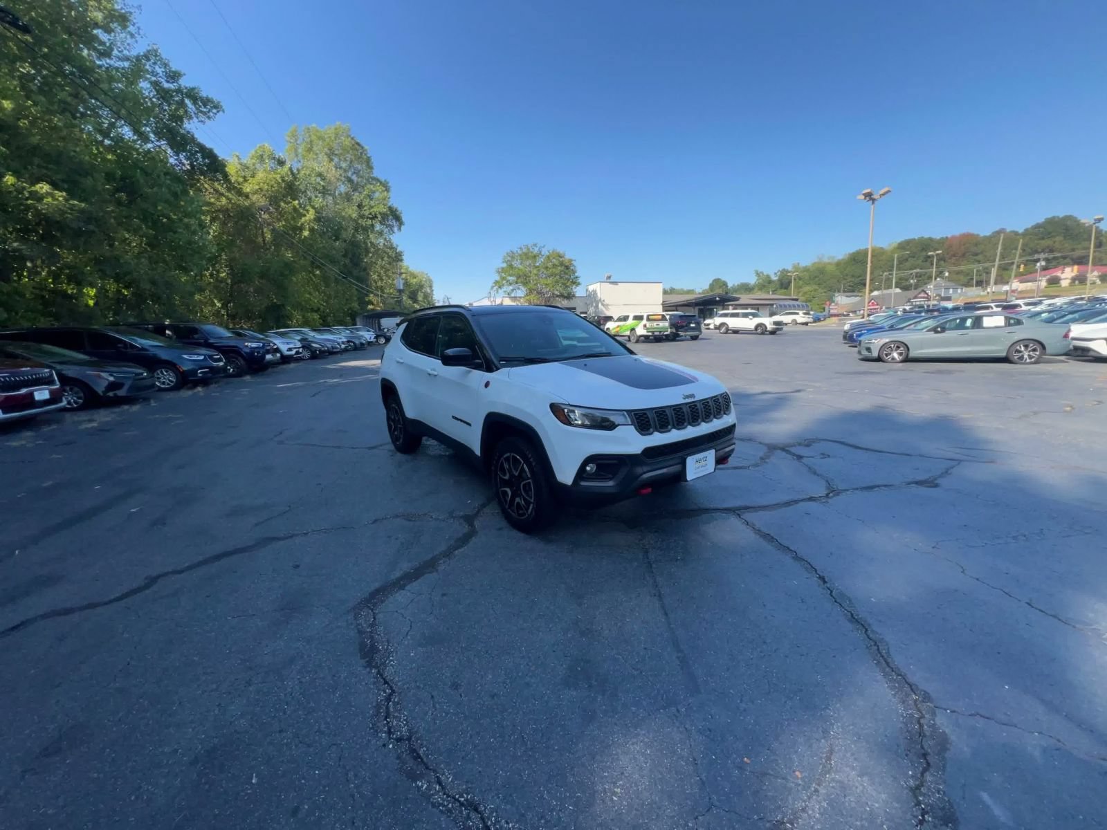 Used 2025 Jeep Compass Trailhawk AWD/4WD image 3