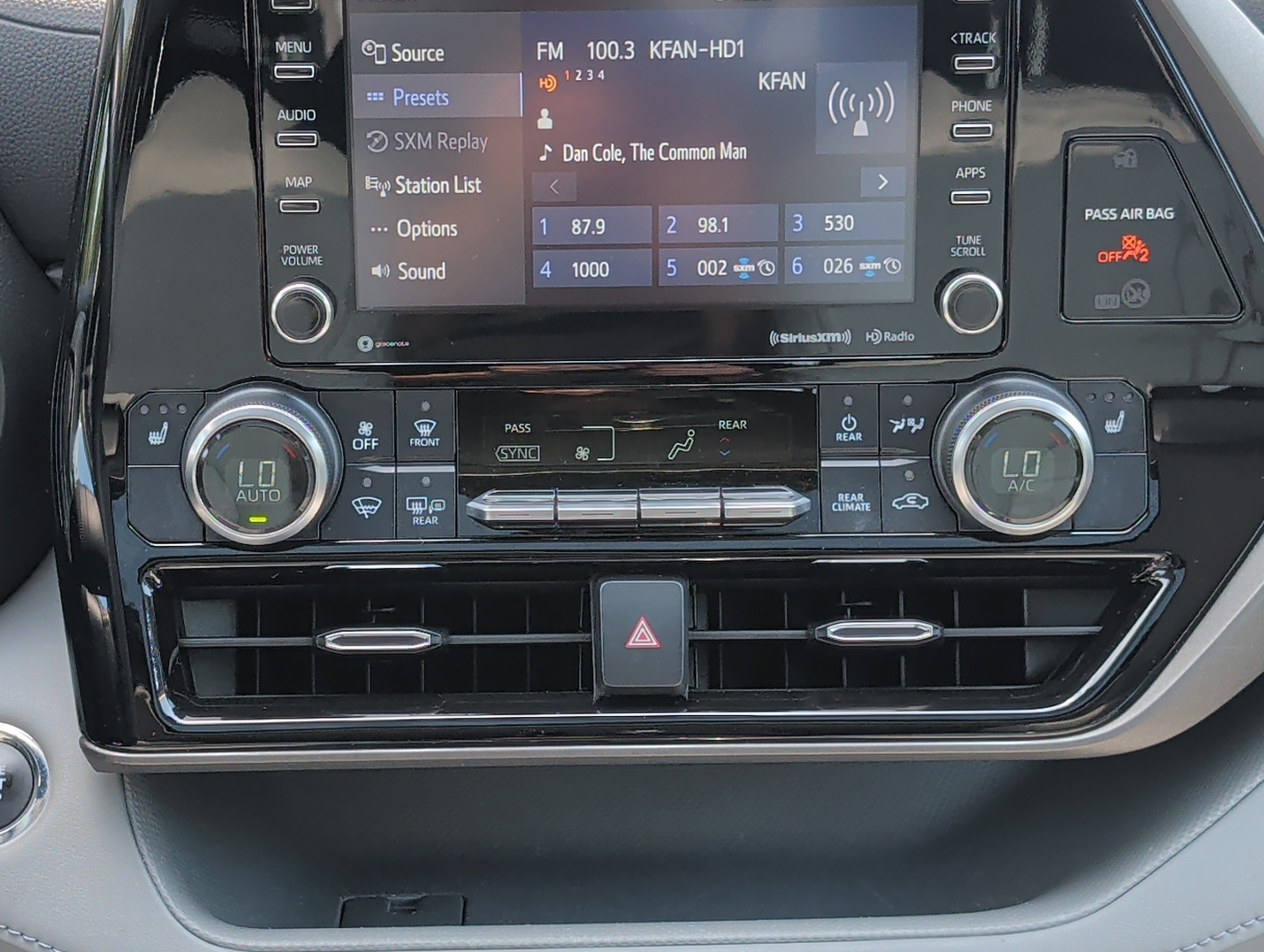 Used 2022 Toyota Highlander XLE AWD/4WD image 24