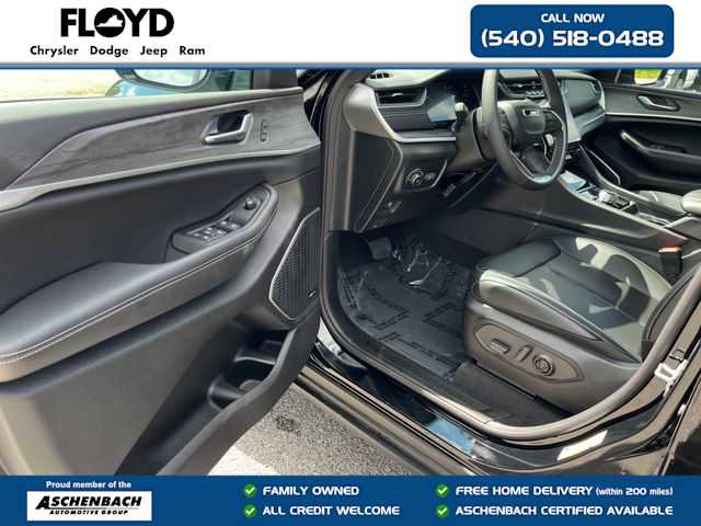 New 2025 Jeep Grand Cherokee Limited w/ Black Appearance Package image 8