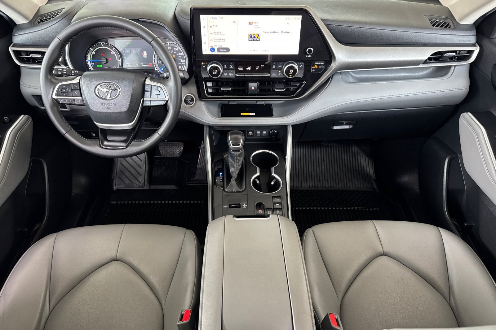 Used 2024 Toyota Highlander XLE AWD/4WD image 4