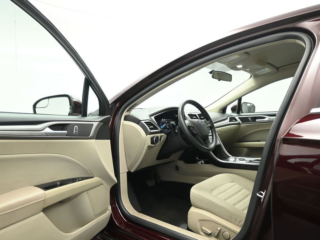 Certified 2018 Ford Fusion SE w/ Fusion SE Technology Package image 9