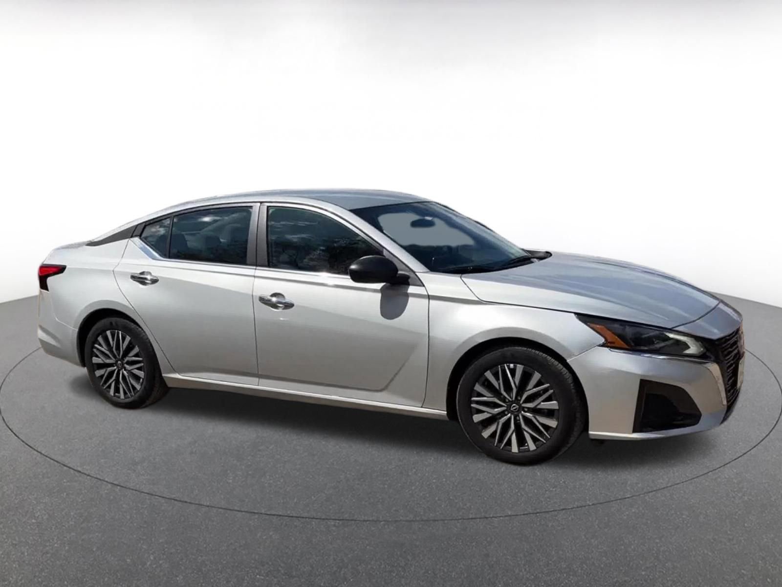 Used 2025 Nissan Altima 2.5 SV FWD image 18