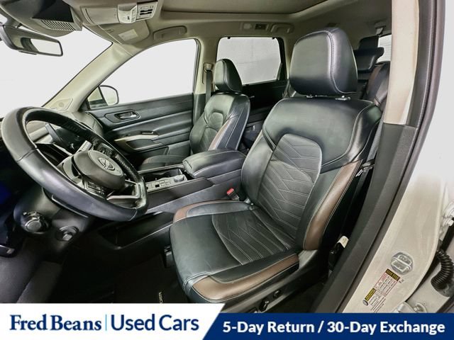 Certified 2024 Nissan Pathfinder Platinum w/ Black Appearance Package AWD/4WD image 28