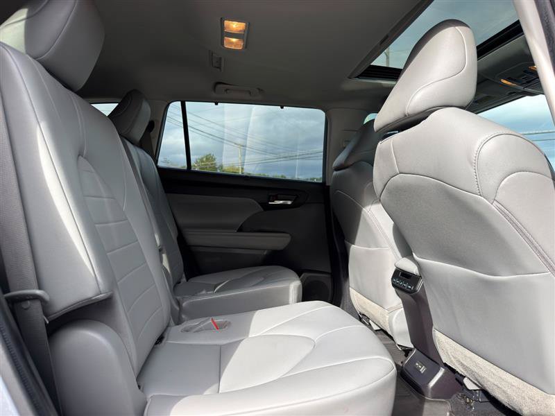 Used 2022 Toyota Highlander XLE AWD/4WD image 29