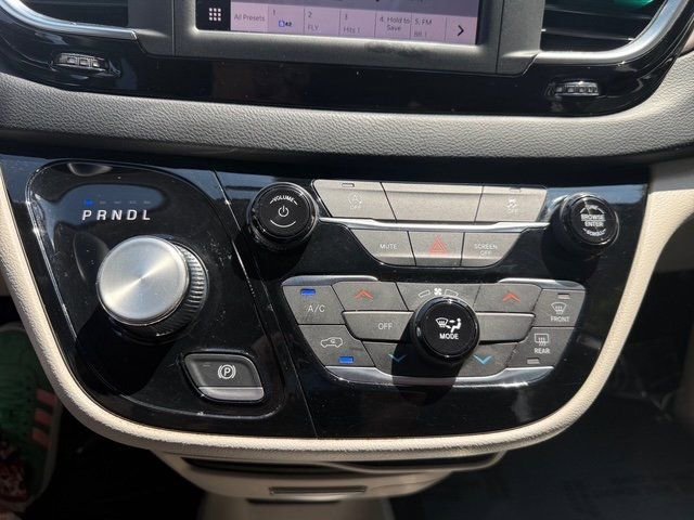 Used 2022 Chrysler Voyager LX image 19