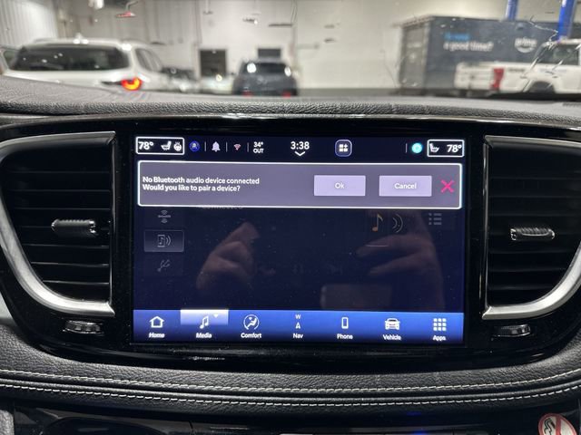 Used 2025 Chrysler Pacifica Limited image 32