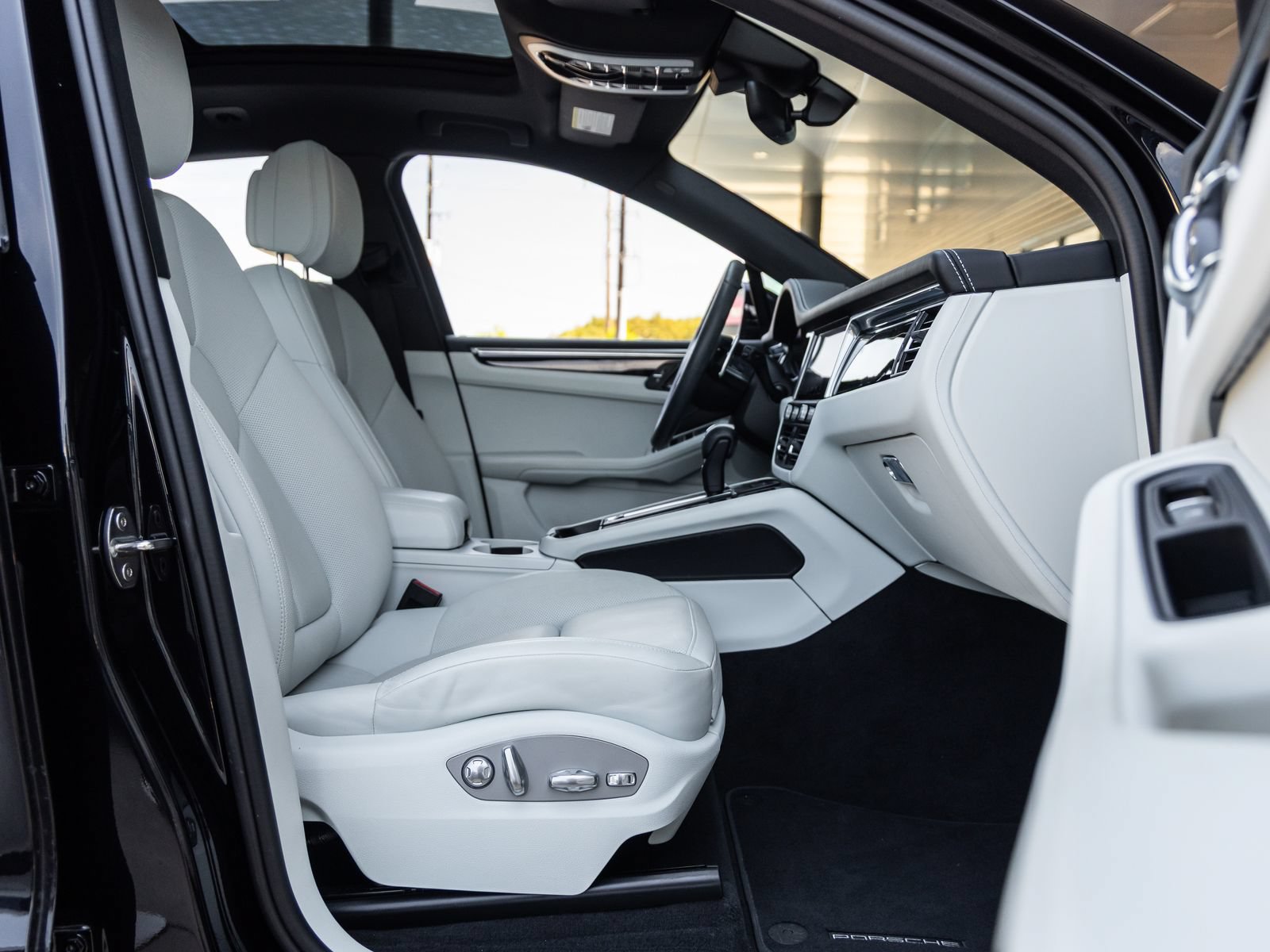 Certified 2024 Porsche Macan S AWD/4WD image 42