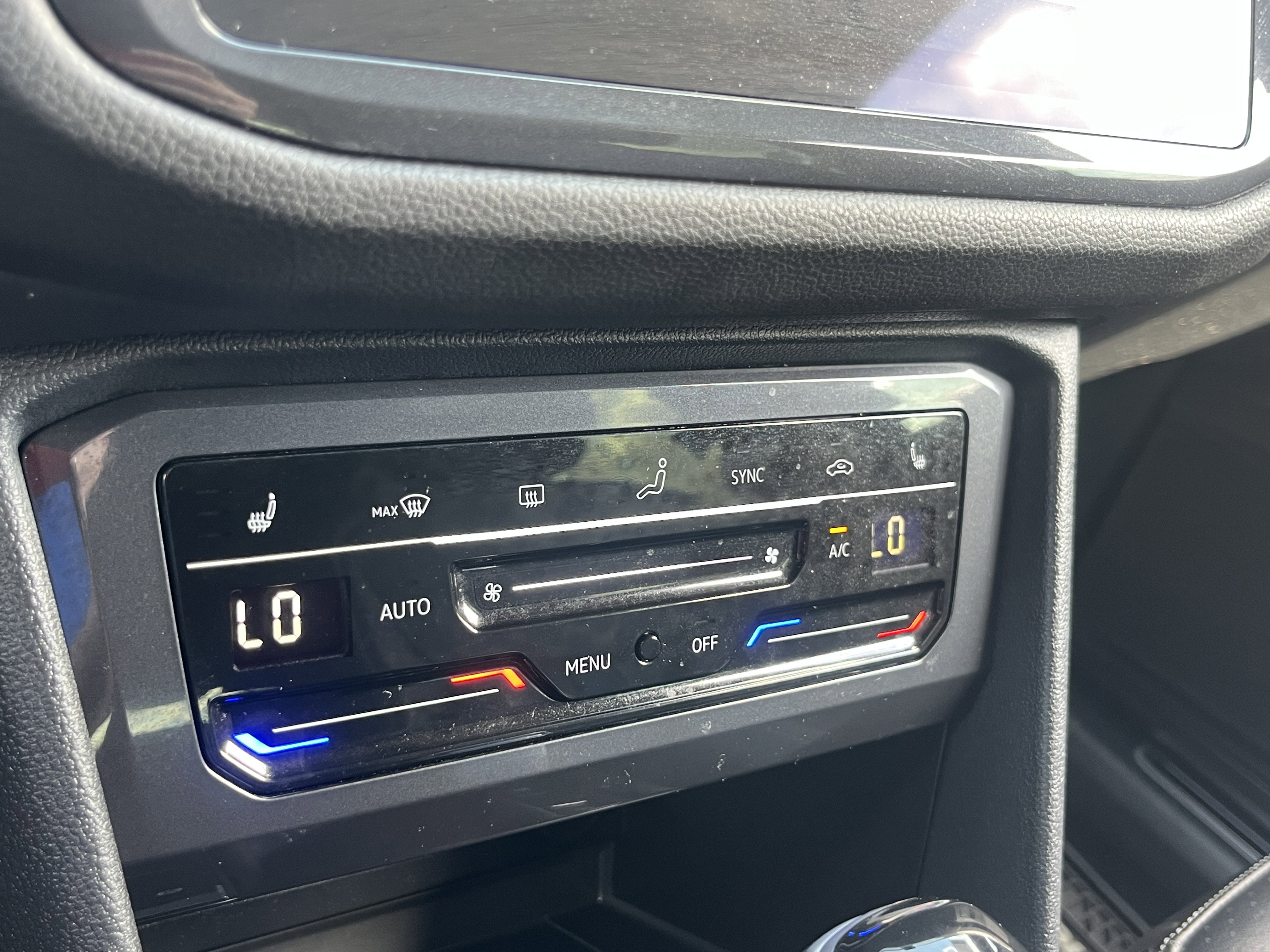 Used 2024 Volkswagen Tiguan SE R-Line image 25