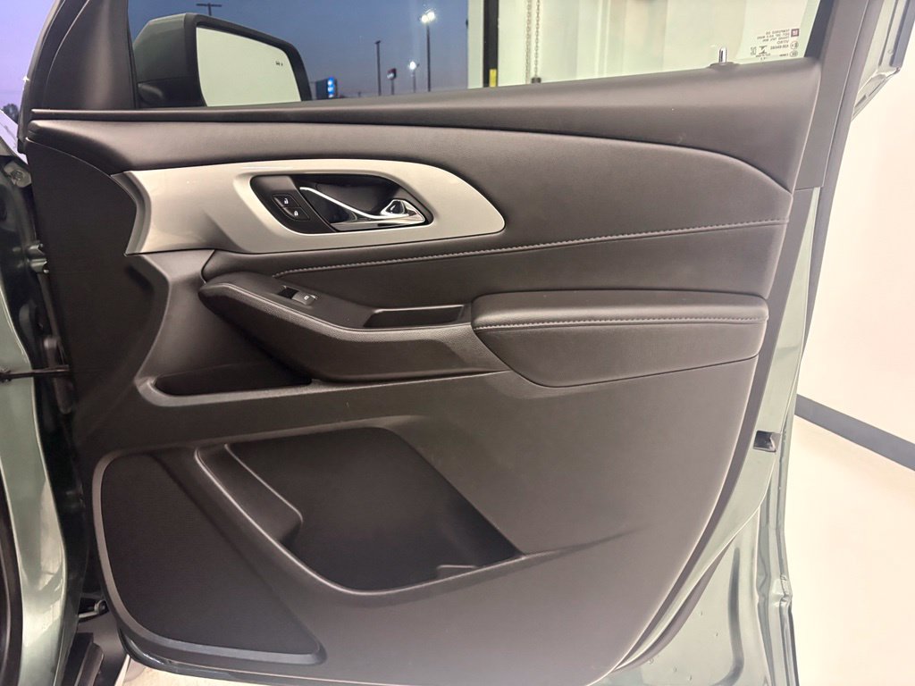 Used 2022 Chevrolet Traverse LT FWD image 35
